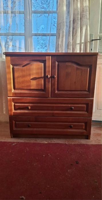 Мебели от иглолистно дърво. Спалня,гардероб и скрин. Много запазени.