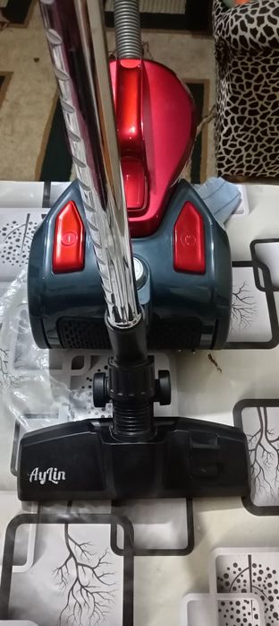 Продаётся пылесос AYLIN работает мощно ковры поднимает 500000су