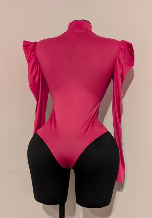 Body roz intens cu umeri structurați – piesă de impact
