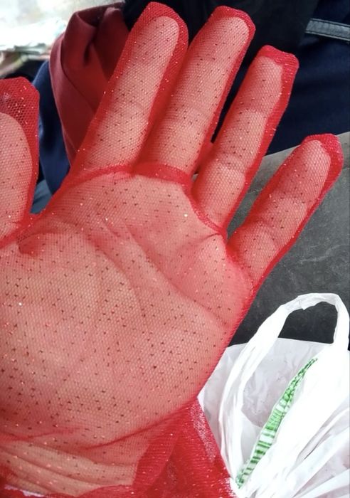 Красный перчатки