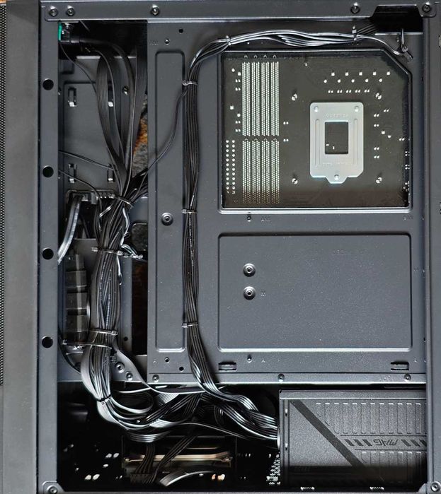 Продавам Геймърски компютър i7-6700/GTX 1660 Super/32GB DDR4/512GB NVMe/4TB HDD/500W НОВО захранване