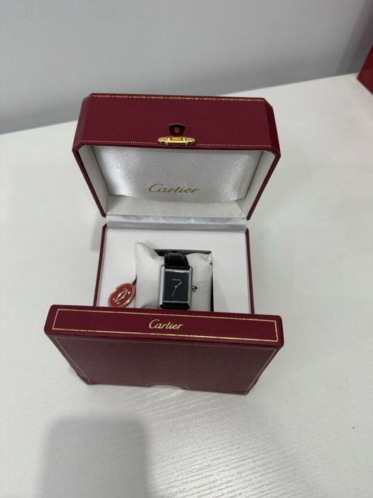Часы Cartier tank черный