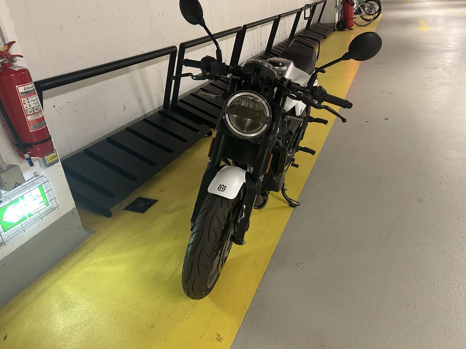 Husqvarna Vitpilen 401 cumpărată nouă în mai 2023, doar 1.554 km