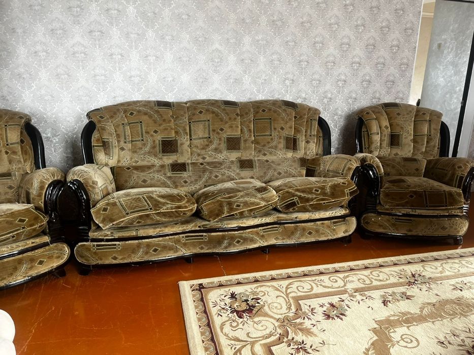 Продам диван и 2 кресла.