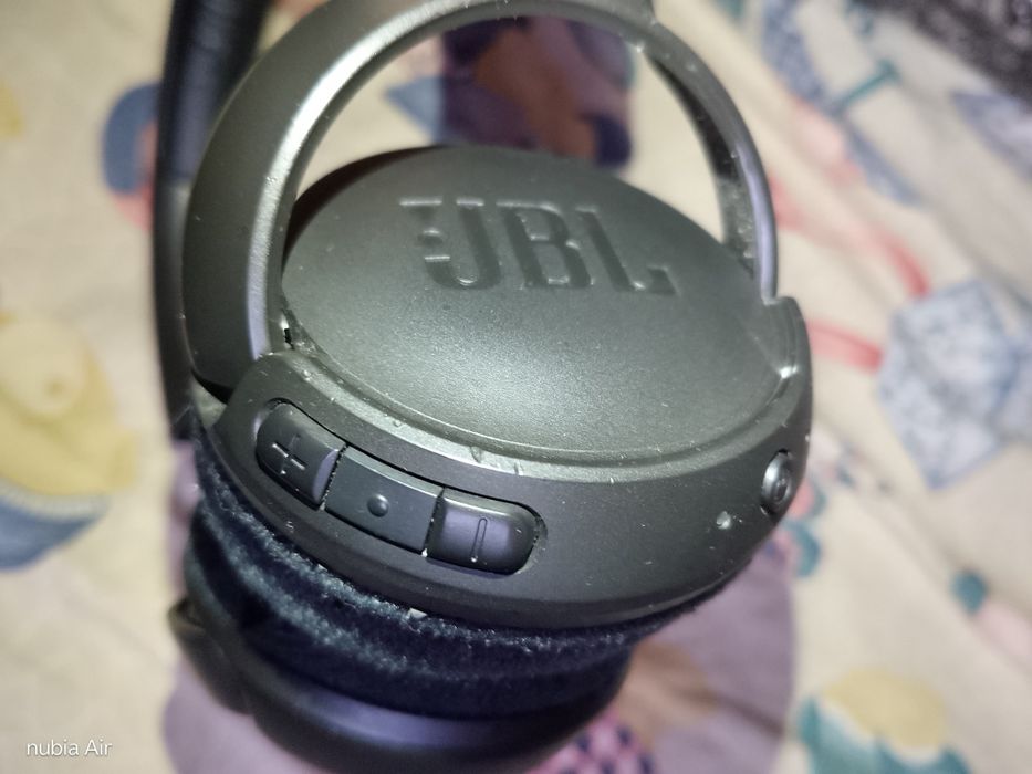 Căști JBL originale,perfect funcționale,acumulatorul durează o zi,ok
