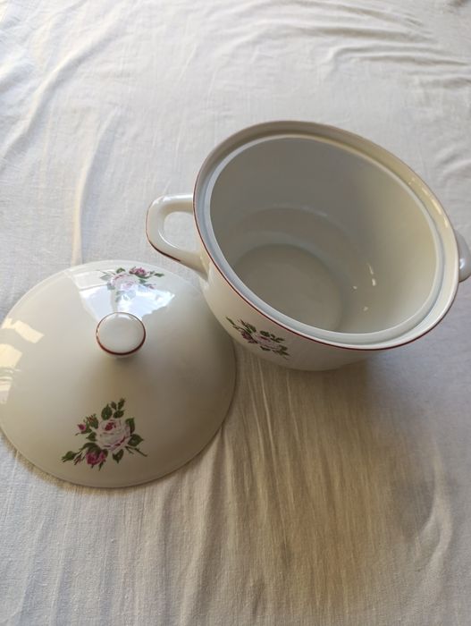 Супник неизползван.Български порцелан