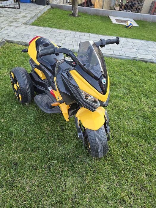 Motocicleta electrica pentru copii, doua motoare, acumulator 12V, cu muzica si lumini, 8008 galben