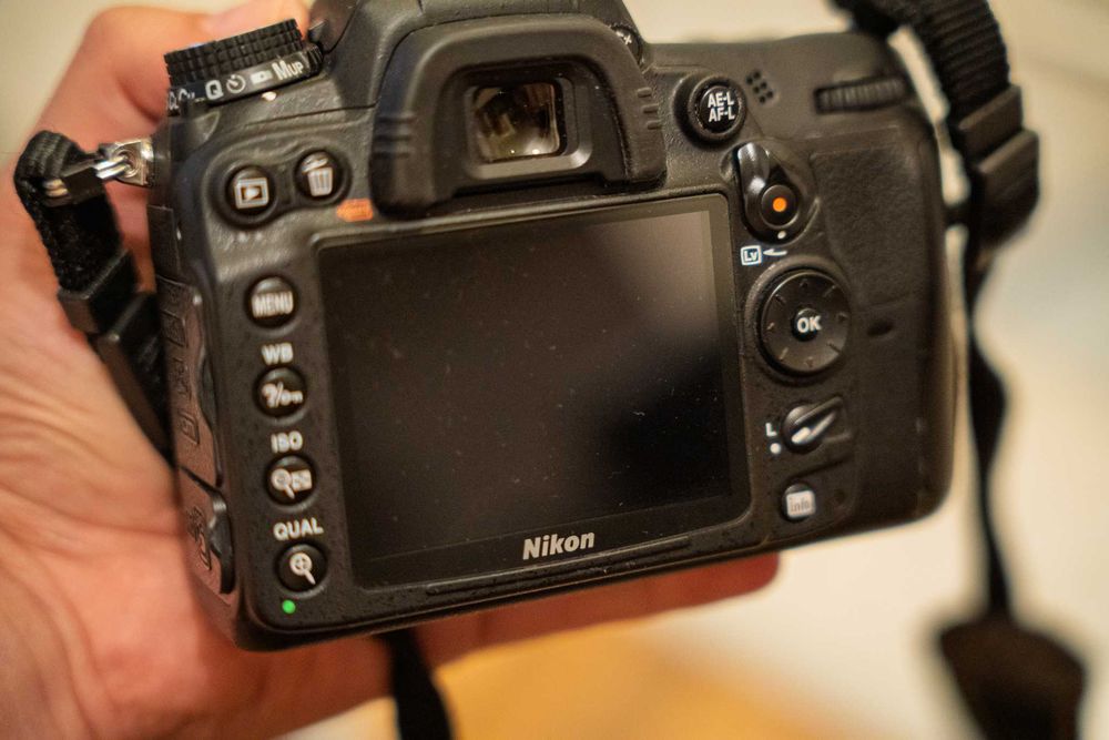 Nikon D7000 на 26к кадри, 35mm 1.8G, 18-105, грип, спусък, батерии, чанта