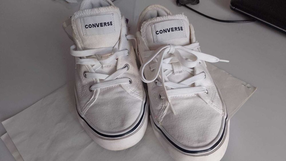 Teniși albi  Converse