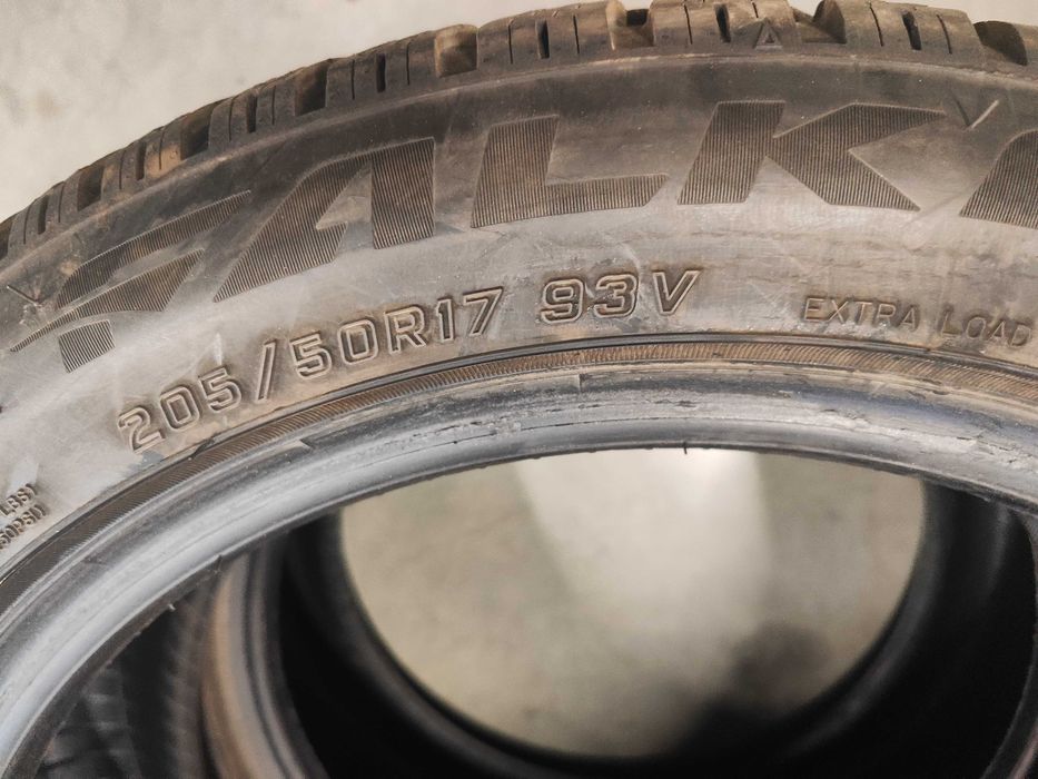 2бр.зимни гуми 205/50/17 Falken