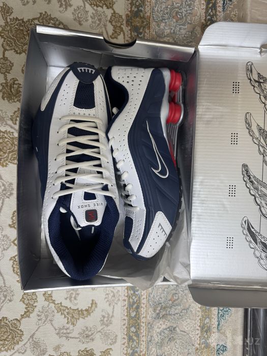 Nike Shox R4. Oq-toʻq koʻk-qizil.