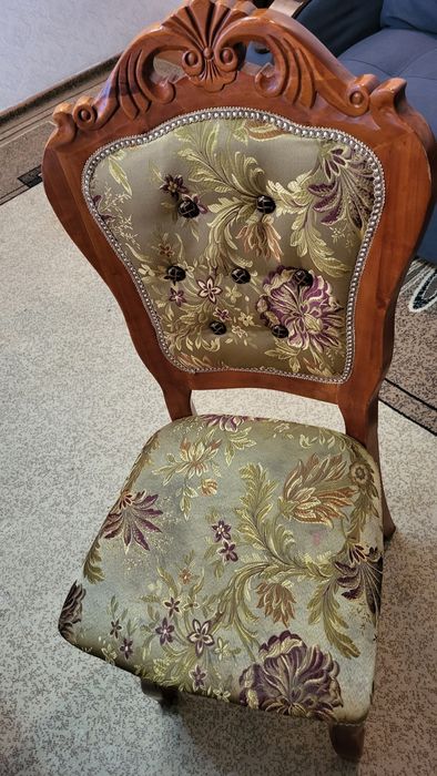 Продам стол для гостиной