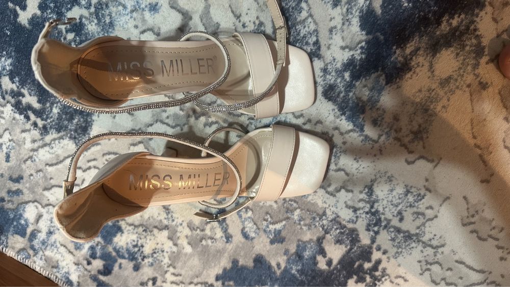 Продам босоножки