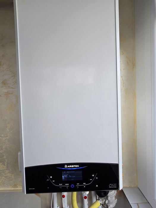 Centrală Ariston Genus One aproape nouă + kit evacuare + termostat Salus