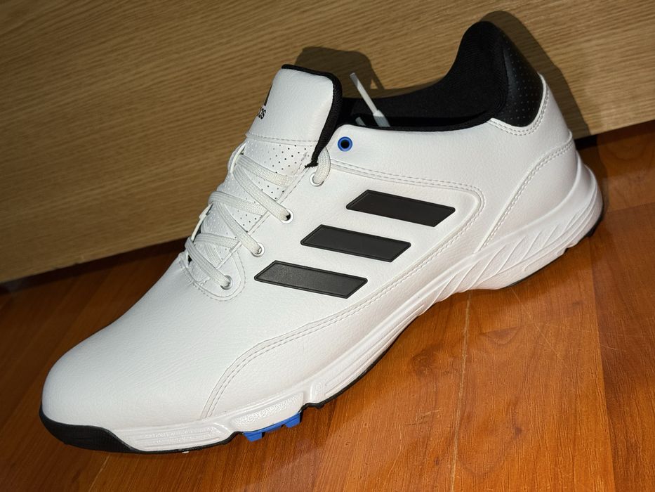 Vând adidași de golf