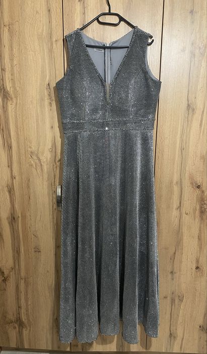 Официална сребриста рокля