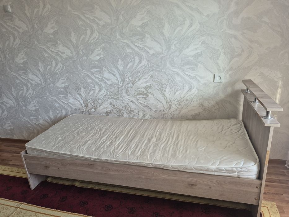 Кровать  с матрасом