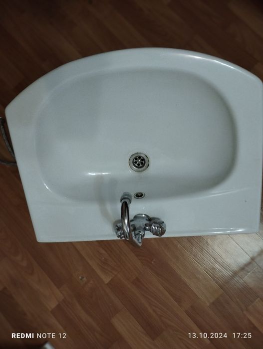 Продам раковину со смесителем, с сифоном