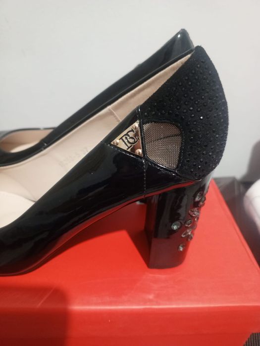 Срочно продам женские туфли