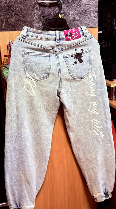 jeans fb sister, oversized with elastic ends at the ankles