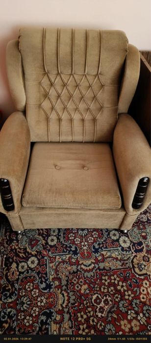 Диван,два фотьойла и две табуретки