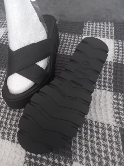 Продам новые кожаные босоножки