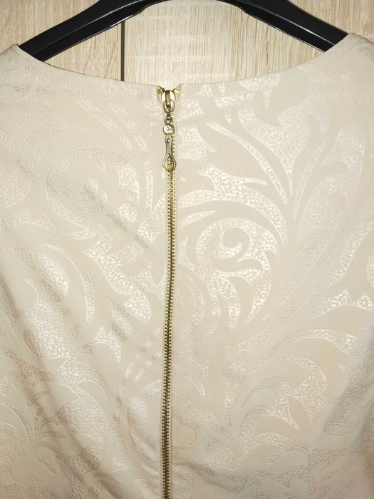 Продавам дамска рокля , нова, с етикет