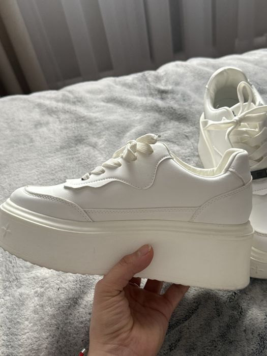 Кроссовки женские