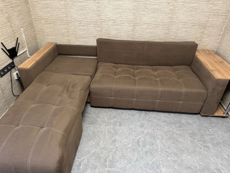 Продам диван угловой со столиком