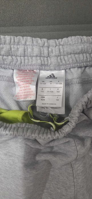 Pantaloni scurti pentru baieti Adidas,marimea 152,11-12 ani,stare foarte buna