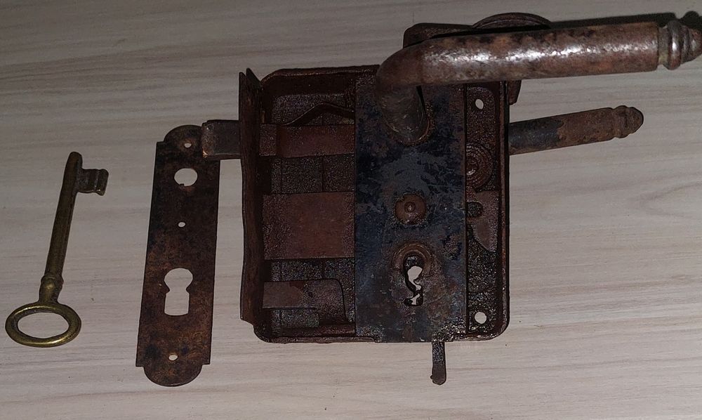 Стара  брава и ключове-работи