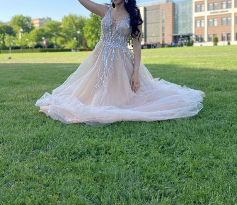 Семпла бална рокля бежова