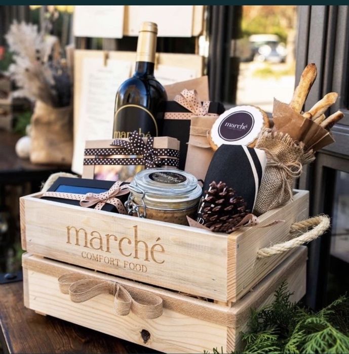 Коледна дървена щайга/ кошница за корпоративни подаръци