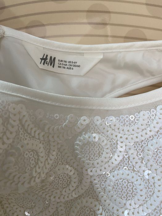 Vand rochita alba pentru 6 ani