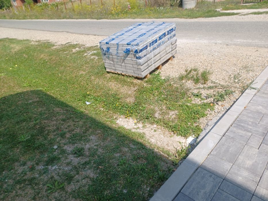 Vand un palet cu pavaj