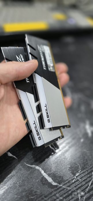 Озу Ddr4  разная , разных объёмов и бренда , разных частот.