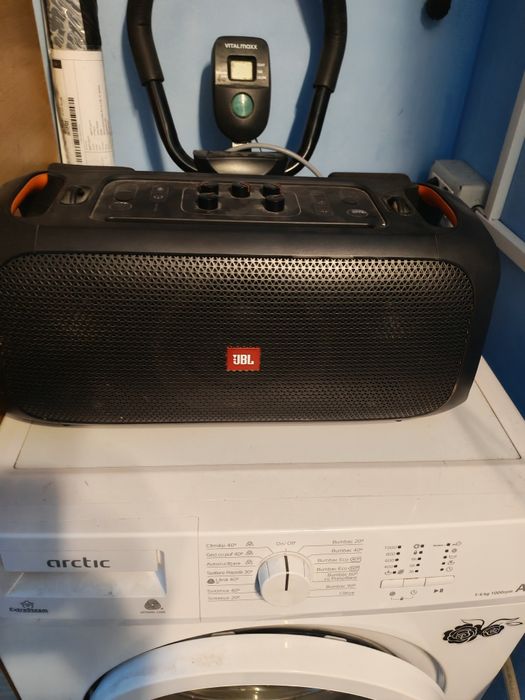 Vând  Boxa JBL in stare excelentă