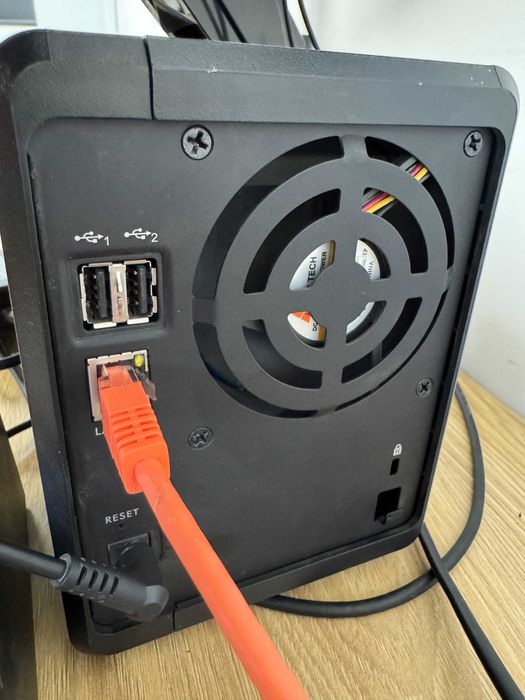 NAS Zyxel NSA 320S, 2x tray ocupate cu 2x HDD 1TB RAID1, server media