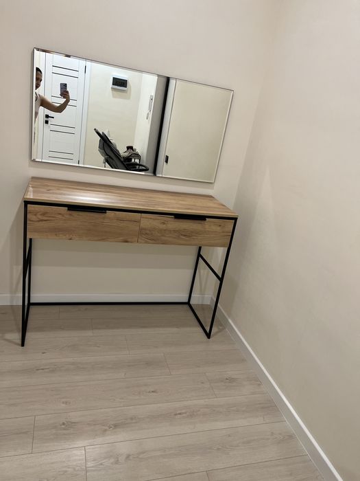 Продам туалетный столик с зеркалом