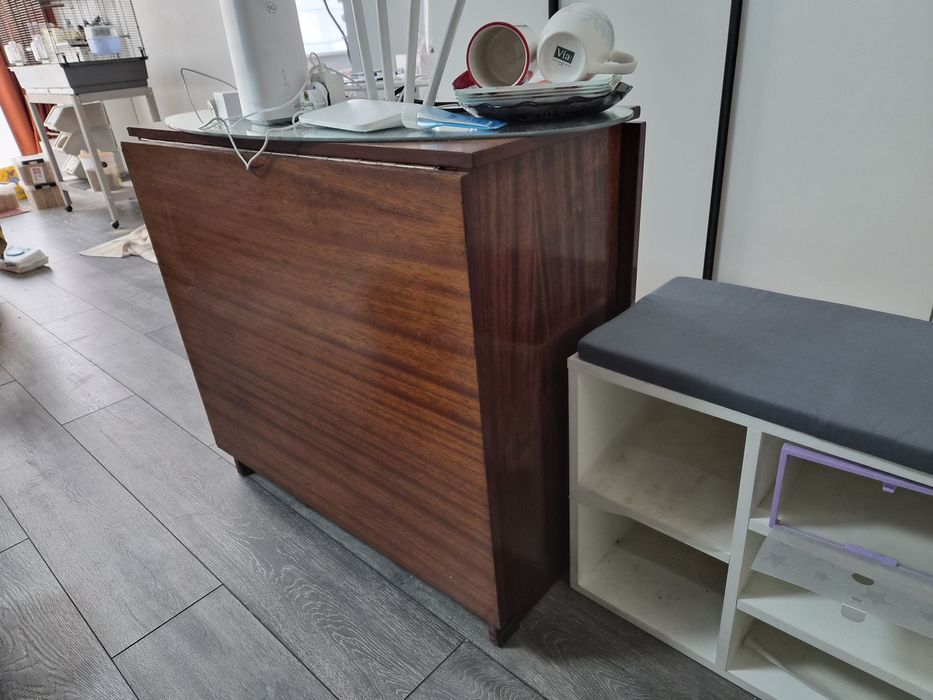 Отдам стол книжку