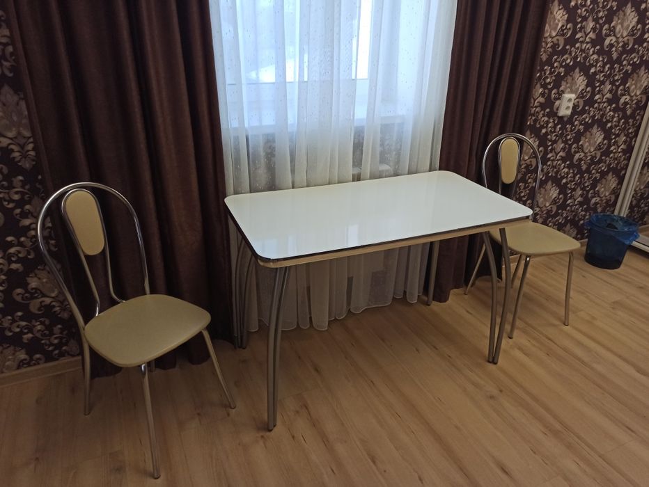 Стол со стульями