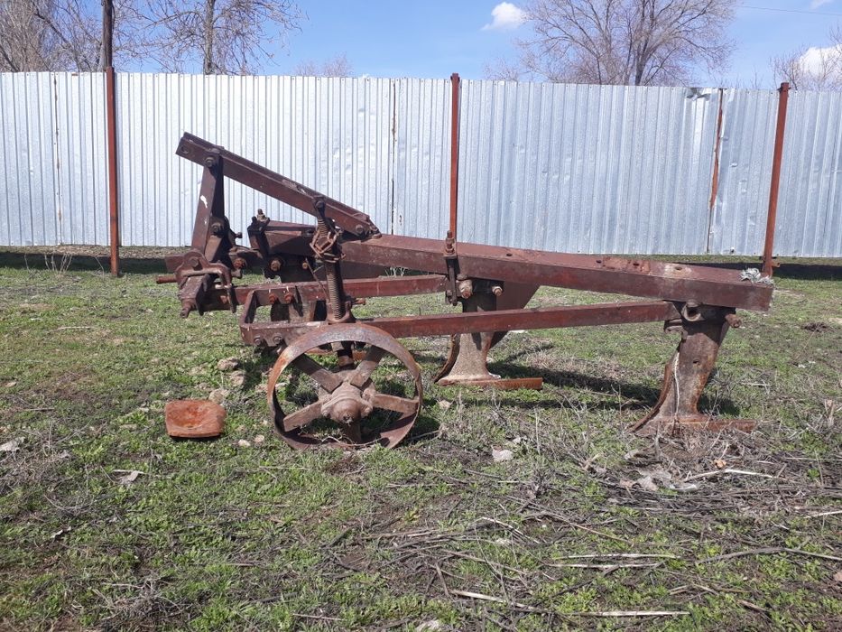 Плуг заводской 3корпусный.