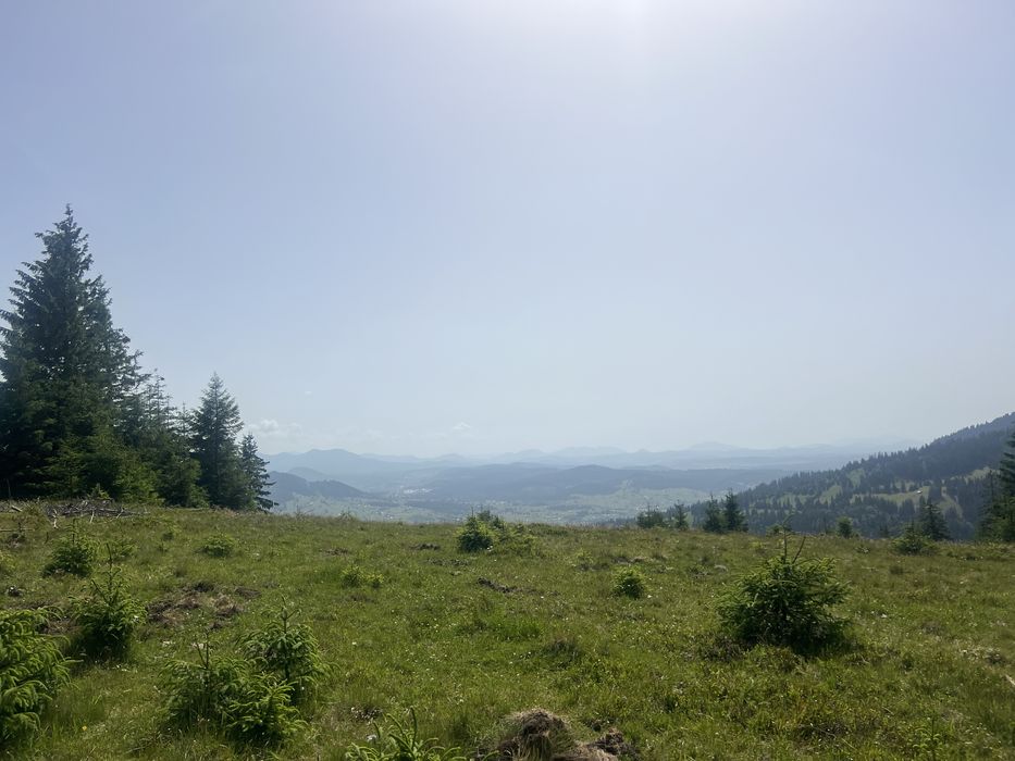 Teren cu priveliste spre muntele Ousoru’