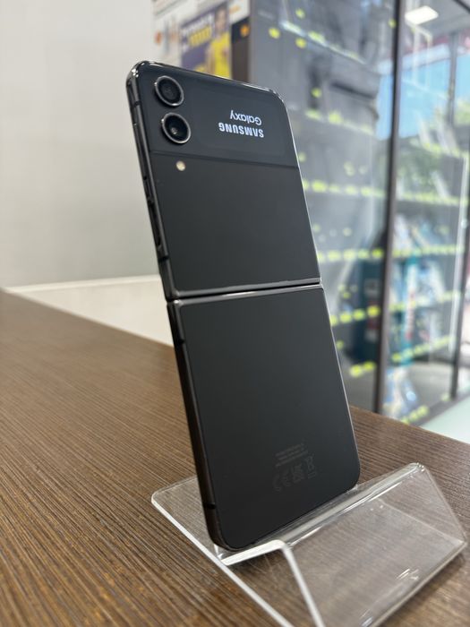 Samsung Z Flip4 / 256GB / Garantie 6 luni