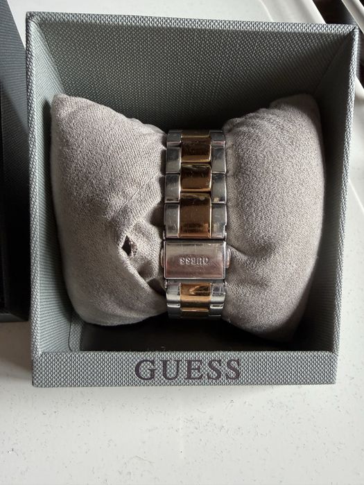 Продавам часовници Guess