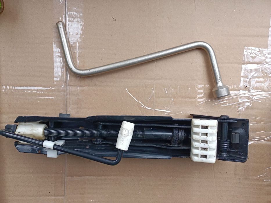 Cric Bmw G30 G31 G20 F10 F11 F12 F13 F30 F31 Cheie roti triunghi