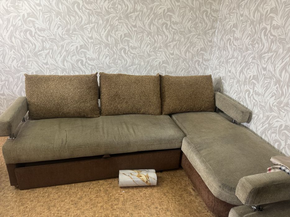 Диван угловой в хорошем состоянии