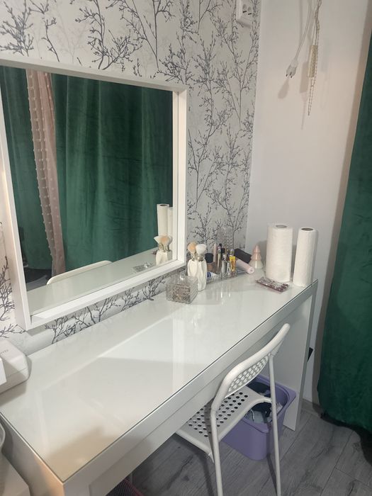 Toaleta machiaj cu oglinda