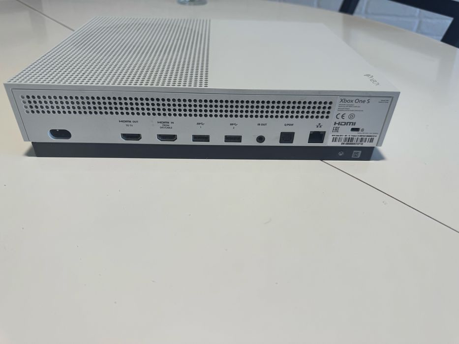 Xbox One S (500) гигабайтов с двумя джостиками