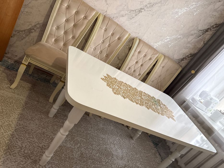 Стол с 4 стульями